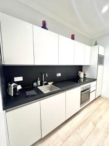 Center 2 min walk to beach quiet sunny balcony