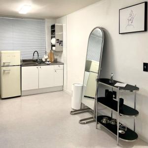 Hongik University Station 10 minutes walking distance 3 Queen Beds for 6 people