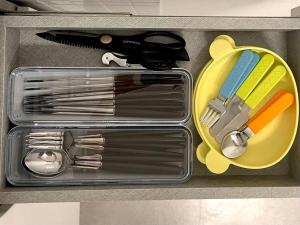 Hongik University Station 10 minutes walking distance 3 Queen Beds for 6 people