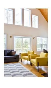 Le 5 Owl - Tranquil Haven near the Charming Village of Knowlton - Sleeps 12 - Whole House & 2 Acres with Pond, Bridge, Grounds, and Woods - Sutton