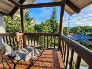 Cozy Private Cabin House in Tagaytay with Billiards & Mini Pool w FREE PARKING NETFLIX WIFI 10 Minutes to Sky Ranch - Laurel