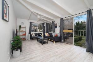 Popular Central Location King Bed The Repose