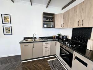 Hampton Collection Avenues - Urban 4 Sleeper Serviced Apartment