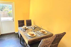 Cozy 3-Bed House Near Willen Lake with Garden