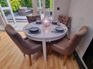 4 Bed Home with Cinema, F1 Racing SIM, 1 GB Internet, BBQ, Garden, 20 Mins London, Parking, EV Port, Metro 5 mins walk