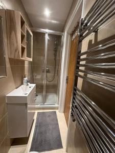 1-Bed - Sleeps 4 - Free Parking