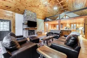 Luxe Smoky Mountains Cabin with Hot Tub and Views! - Retreat