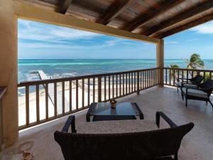 Residences at Barrier Reef 1-1C Oceanfront 2 BR by Stay Floreo