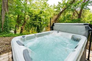 Riverside Tiny Cabin w Hot Tub, Fire Pit, & Kayaks