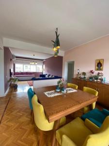 Sunny furnished apt in Mohandessin off Lebnan