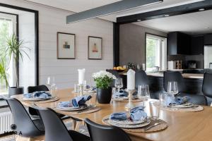 Villa Gaia! - Luxury villa with jacuzzi and beach close to trainstation 10 minutes from Tampere city! 1,5 hours to Helsinki