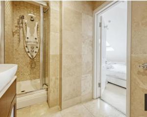 Luxury 7-bedroom Manor Road