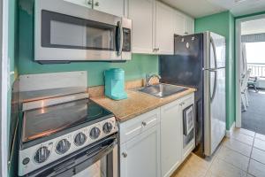 Myrtle Beach Oceanfront Condo with Pool and Lazy River