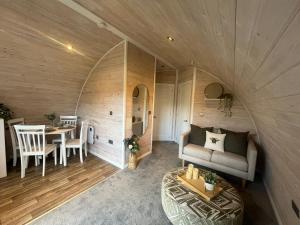 Windmill Glamping Pod with Hot tub - The Hideaway
