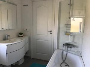 Beautiful lake house with first class view !