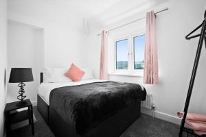 Family Contractors 3 bed house free parking sleeps7