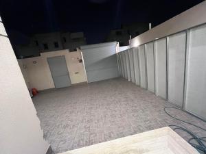 شقة غرفتين ومدخل سيارة دور ارضي الضيافة