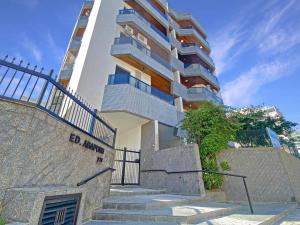 Apt no Guarujá com Sacada Piscina 4 Quartos Espaçoso