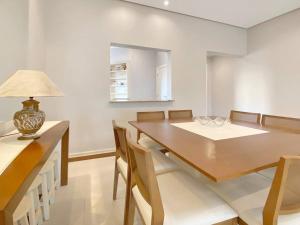 Apt no Guarujá com Sacada Piscina 4 Quartos Espaçoso