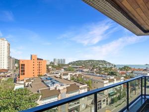 Apt no Guarujá com Sacada Piscina 4 Quartos Espaçoso