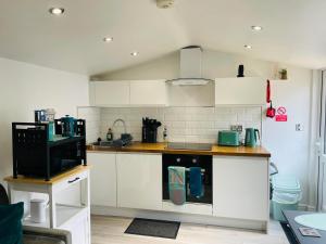 Unique London Heathrow Airport cabin, gated free parking, and courtyard