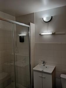 B&B / Chambres d'hotes Paris cosy private room with shared space - Chambre privee avec espace commun Paris : photos des chambres