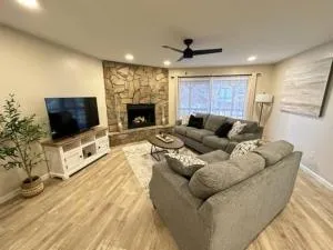 Cozy Maggie Retreat - Easy access with 2 car garage - Balsam