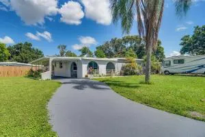 Updated Seminole Home with Pool - 7 Mi to Beach! - Cross Bayou