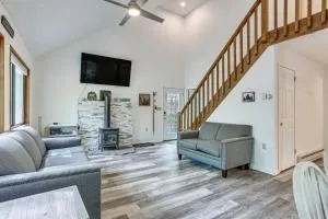 Screened Porch and Deck Pet-Friendly Poconos Escape - Eldred