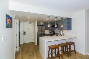 Ilikai Tower 438 Lagoon View 1BR