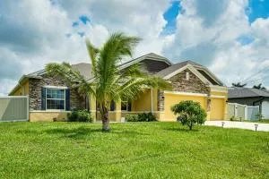 4 Mi to Golf Gem with Pool and Lanai in Cape Coral - 马特里查