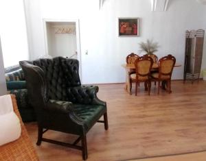Nr 2 Gemütliche Suite mit King-Size Bett und Essbereich im Zentrum