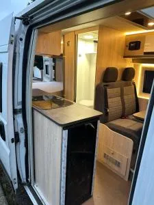 Lakoautó Berlés Luxus negykereken 2 Kastenwagen - Abda