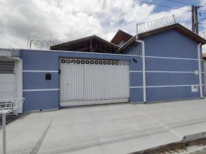 Casa com garagem, ar condicionado, sala tv e jantar, cozinha completa e lavanderia