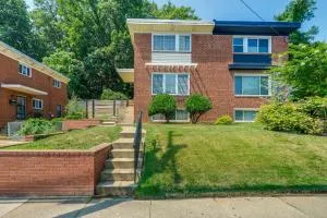 Arlington Townhome with Furnished Patio! - Glencarlyn