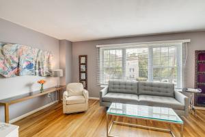Arlington Townhome with Furnished Patio!