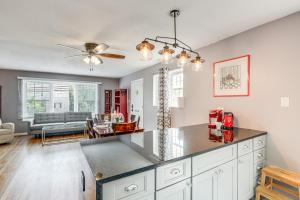 Arlington Townhome with Furnished Patio!