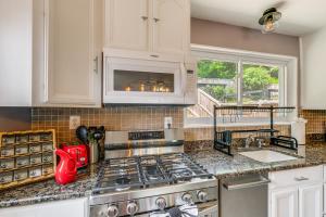 Arlington Townhome with Furnished Patio!