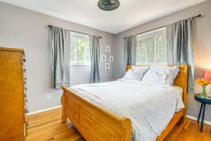 Arlington Townhome with Furnished Patio!