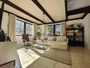 Spacious 5 bedroom Country Home