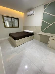 Apartamento novo, praia de Bombas a uma quadra do mar, com piscina aquecida