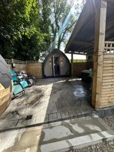 Paddock Pod - Sleeps 4 & Roofed Over Private Hot Tub & NEW SAUNA - Lenamore