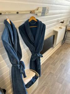 Paddock Pod - Sleeps 4 & Roofed Over Private Hot Tub & NEW SAUNA