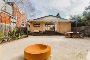 'Tangerine Gleam' Cheerful Inner-City Family Abode - Melbourne
