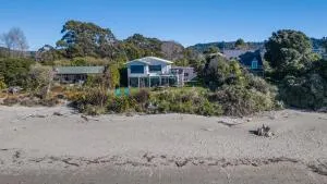 Beachfront Sanctuary - Parapara Holiday Home - Onekaka