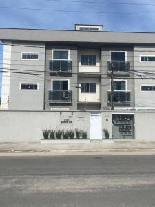 Apartamento térreo 100 metros da praia de costa azul