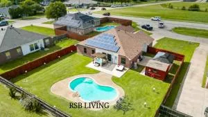 5BR Holiday Getaway in DeSoto with Pool, Hot Tub & Cinema - River Oaks