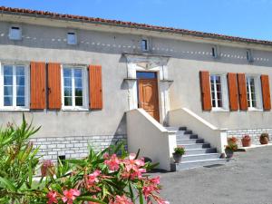 Maisons de vacances Charentaise renovee avec jardin, a 20 min d'Angouleme - FR-1-653-90 : photos des chambres