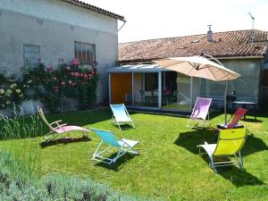 Maisons de vacances Charentaise renovee avec jardin, a 20 min d'Angouleme - FR-1-653-90 : photos des chambres