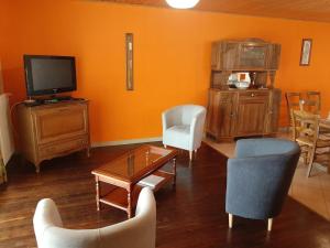 Maisons de vacances Charentaise renovee avec jardin, a 20 min d'Angouleme - FR-1-653-90 : photos des chambres